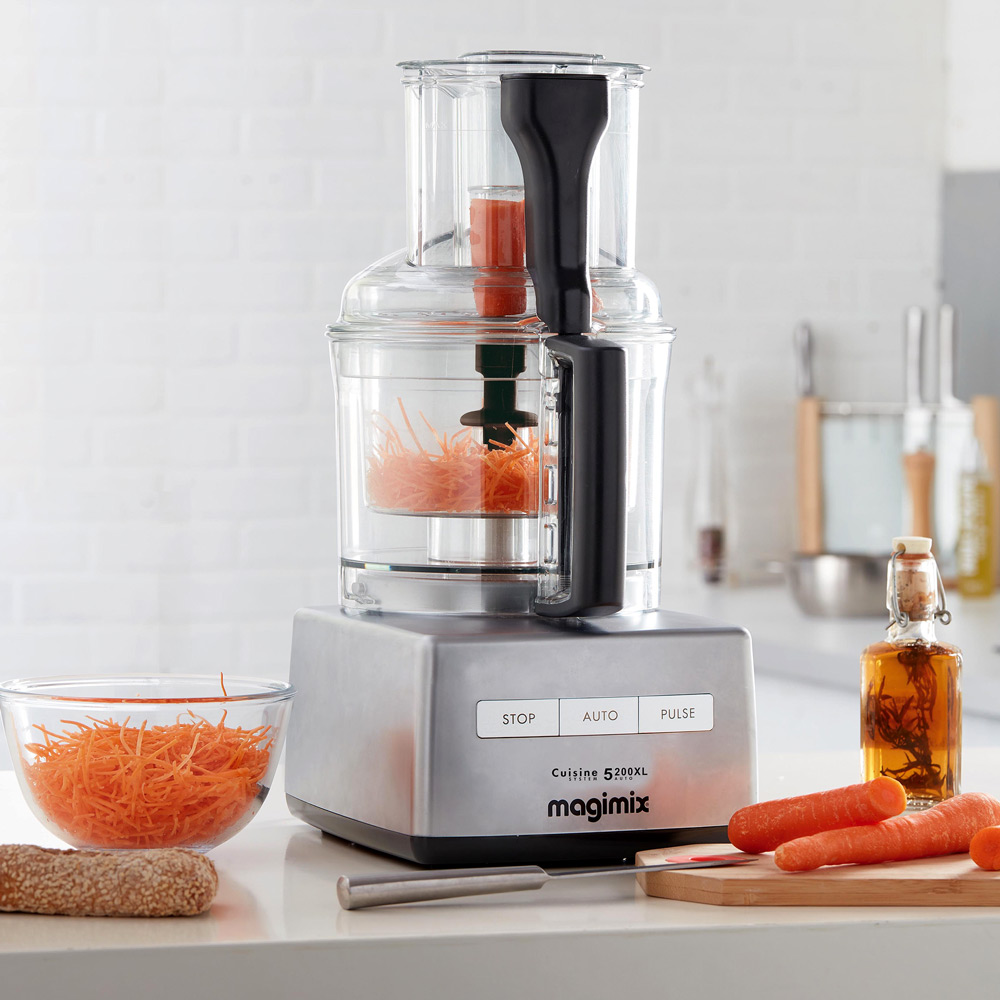 Magimix Cuisine Systeme 5200 XL - in der Kueche mit Karotten Magimix Cuisine Systeme 5200 XL - in der Kueche mit Karotten