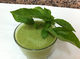 Zucchini-Walnuss-Smoothie in Grün