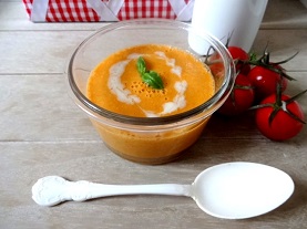 Pikantes Tomaten-Mango-S&uuml;ppchen mit Mandel-Rahm