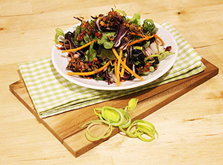 Rohkost Salat mit krossem Linsen-Salattopping